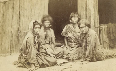 Maori nők csoportja a Whare-on kívül, 1865 körül (albumnyomat)